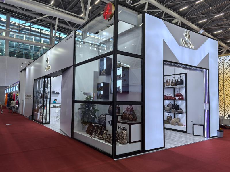 廣州市珉銘皮具有限公司的第136屆獲獎廣交會展位設(shè)計圖片