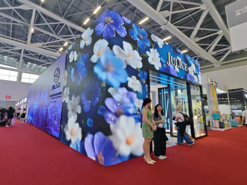 廣州市珺儷偲皮具有限公司的第137屆獲獎(jiǎng)廣交會(huì)展位設(shè)計(jì)裝修圖片