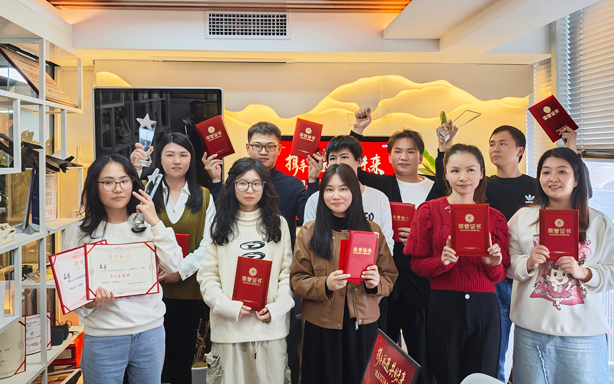 2023年圓桌國際展覽年終頒獎典禮的獲獎核心員工合照