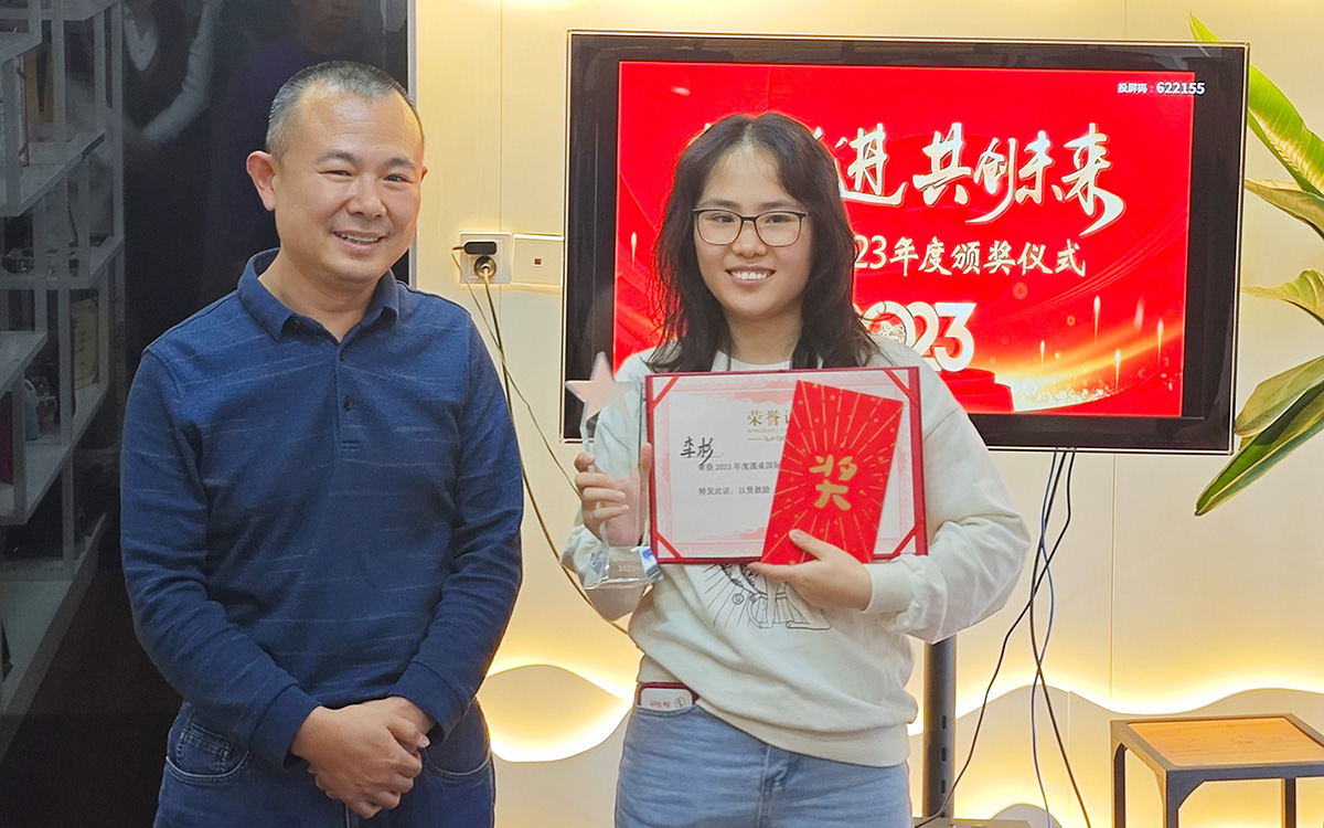 2023年圓桌國際展覽有限公司老板為李杉女士頒發(fā)獎勵