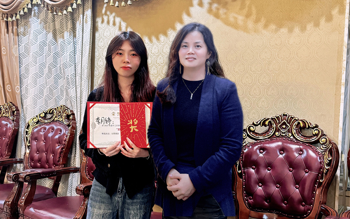 2023年圓桌國際展覽有限公司老板娘為李月婷女士頒發(fā)獎勵