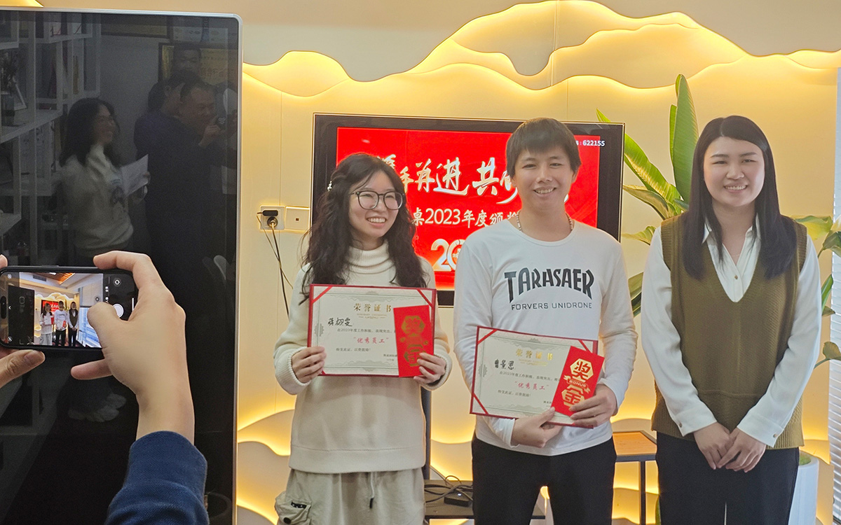 2023年圓桌國際展覽有限公司領(lǐng)導(dǎo)為蔣栩雯、曹景恩頒發(fā)獎勵