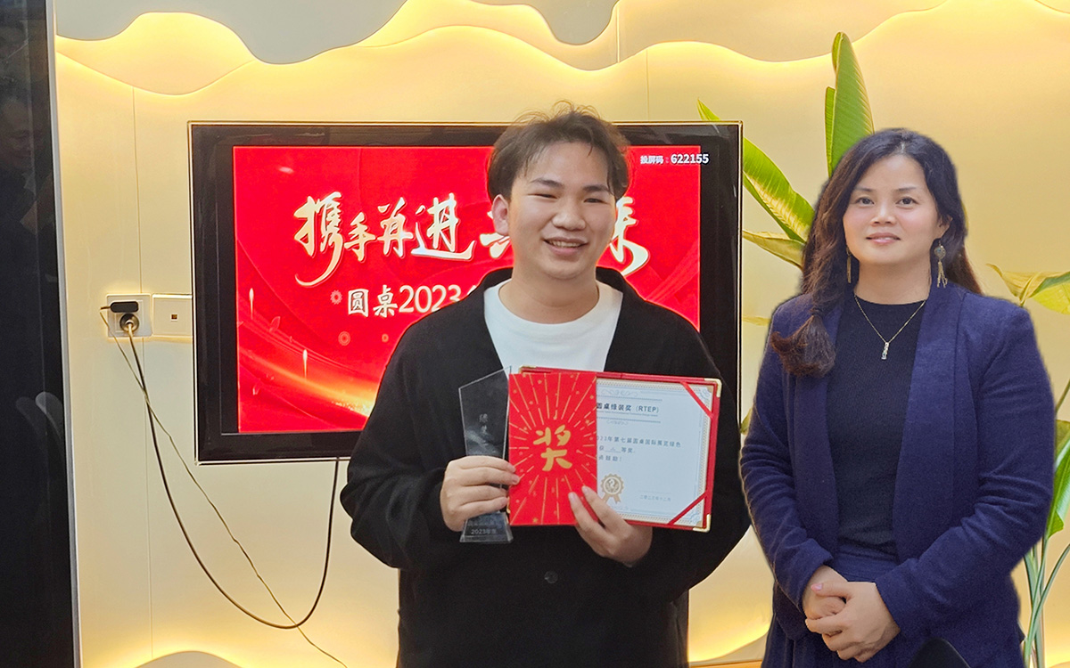 2023年圓桌國際展覽有限公司老板娘為駱振星先生頒發(fā)獎勵