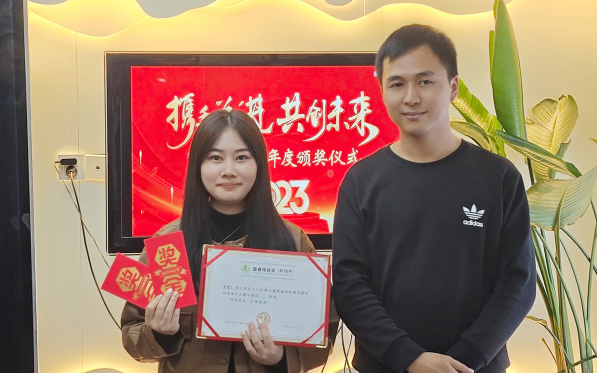 2023年圓桌國際展覽有限公司領(lǐng)導(dǎo)為謝慧文女士頒發(fā)獎勵