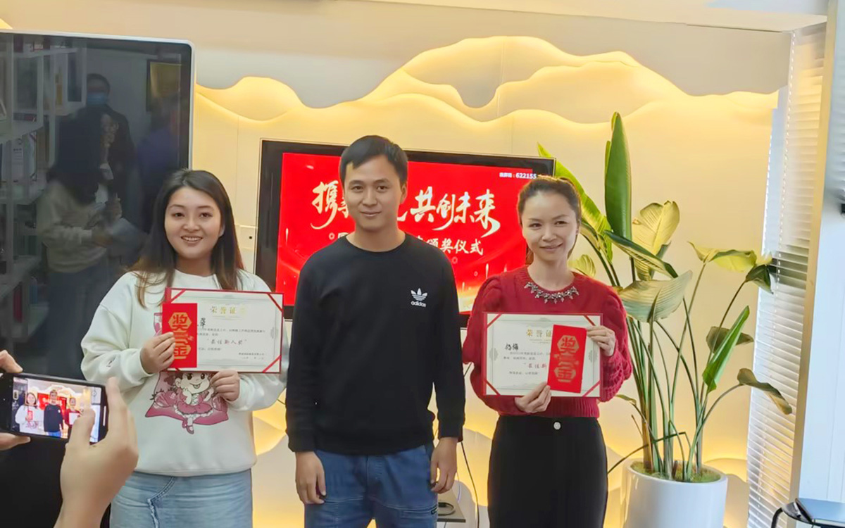 2023年圓桌國際展覽有限公司領(lǐng)導(dǎo)為廖小翠、楊梅頒發(fā)獎勵