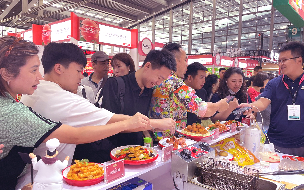 廣州食品展會的攤位試吃場景