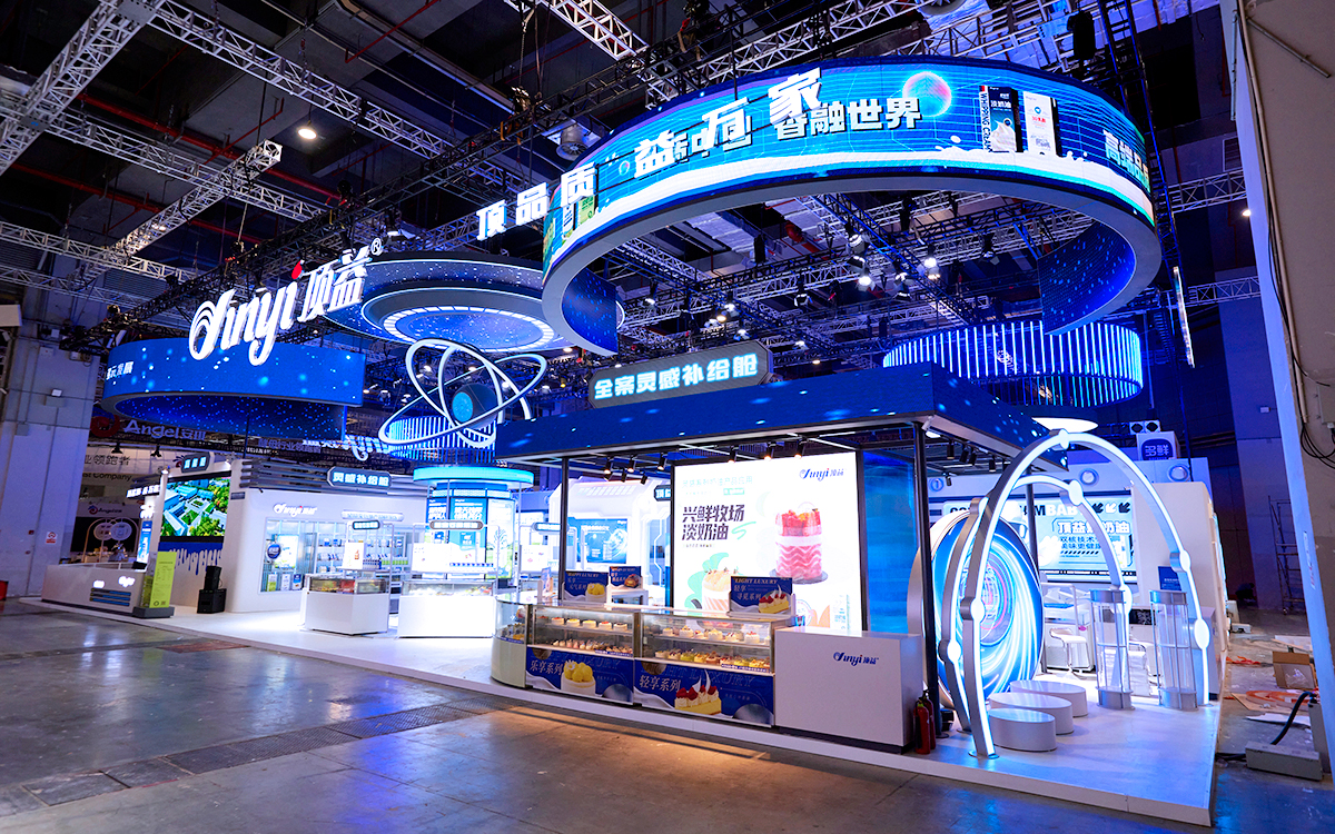 在展臺布置搭建中，將功能布局做得清晰順捷